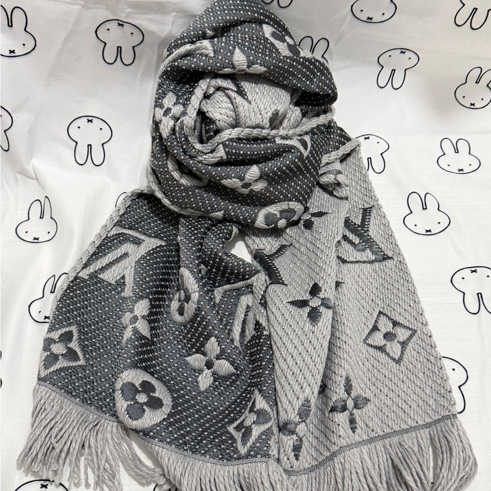 Luxury-Inspired Women's Gray Patterned Fringe Scarf